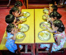 DSC_0250.jpg kids eating