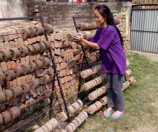 2016 04 20 auntie learning how to make brickets in the event of more blockades